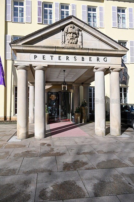 位于波恩附近Königswinter的Petersberg酒店(Steigenberger Grandhotel)入口区域。